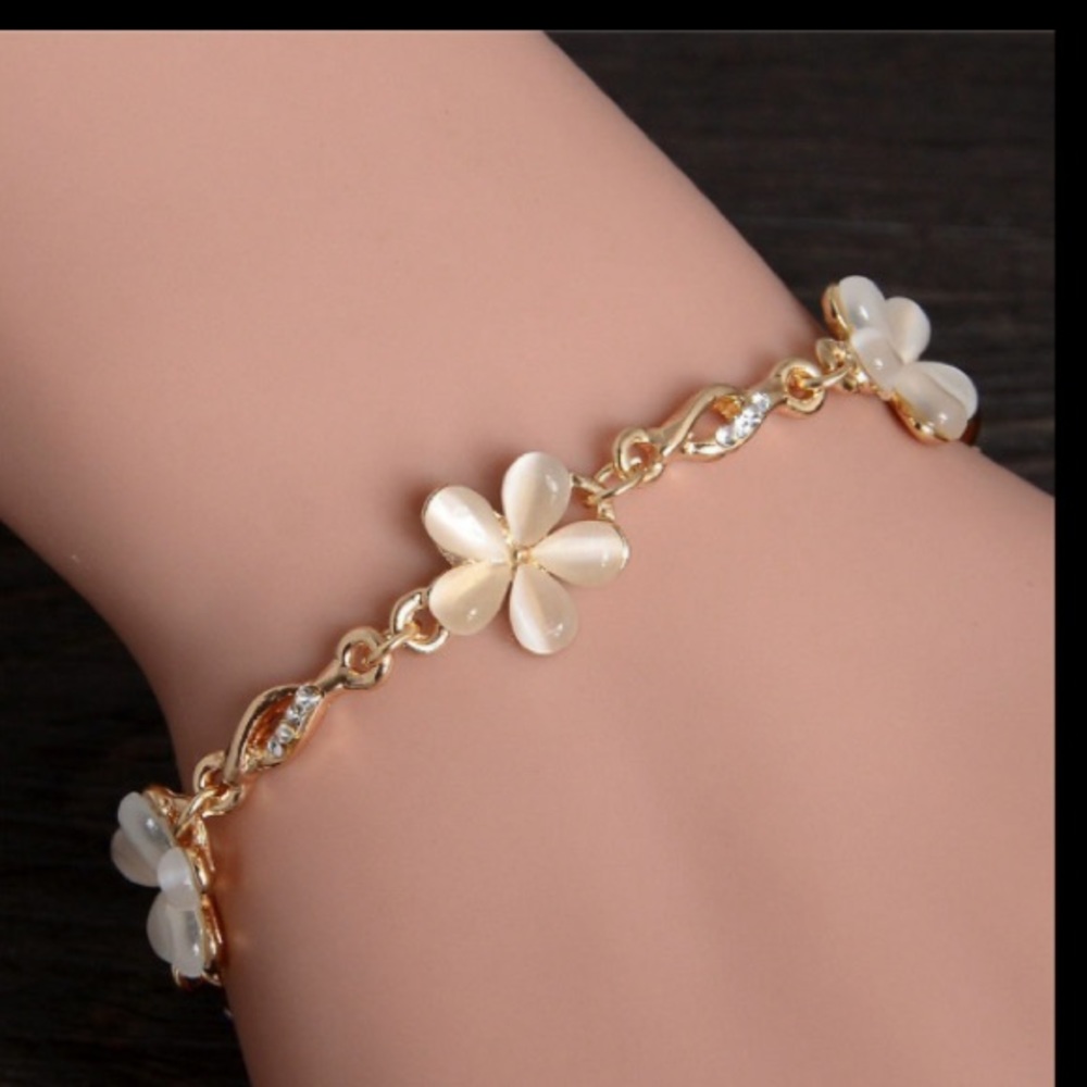 Elegant Gold and White Floral Bracelet
